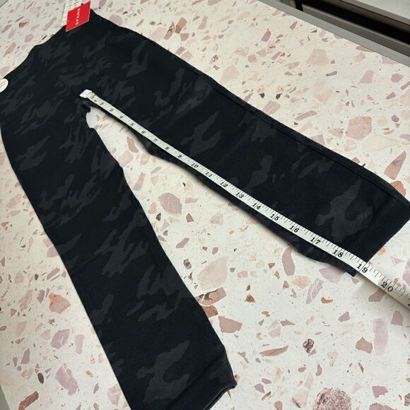 Spanx Look at Me Now Seamless Leggings Cropped
Black Camo size small new - Picture 12 of 15